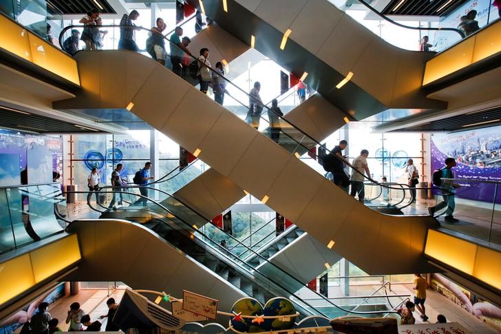 &copy; Reuters.  Shoppings abandonam vendas online e apps viram apoio de relacionamento ao presencial