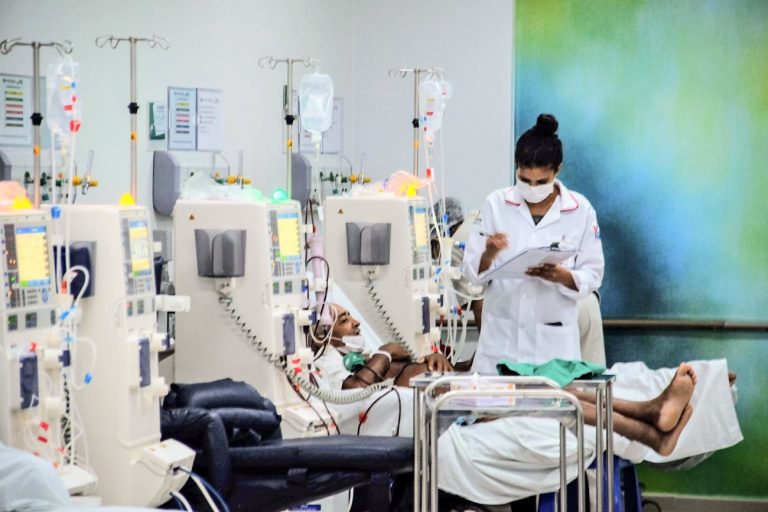 Paciente com insuficiência renal faz hemodiálise