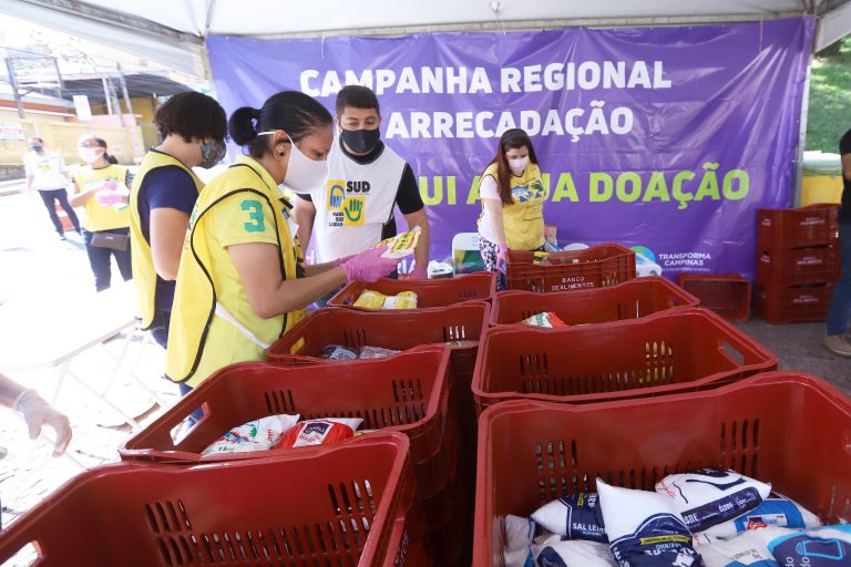 Voluntários trabalham na distribuição de alimentos