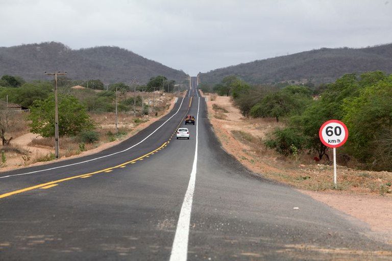 Estrada com dois carros num dia claro
