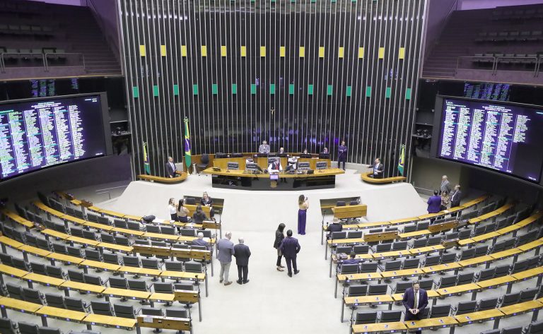 Deputados reunidos no plenário