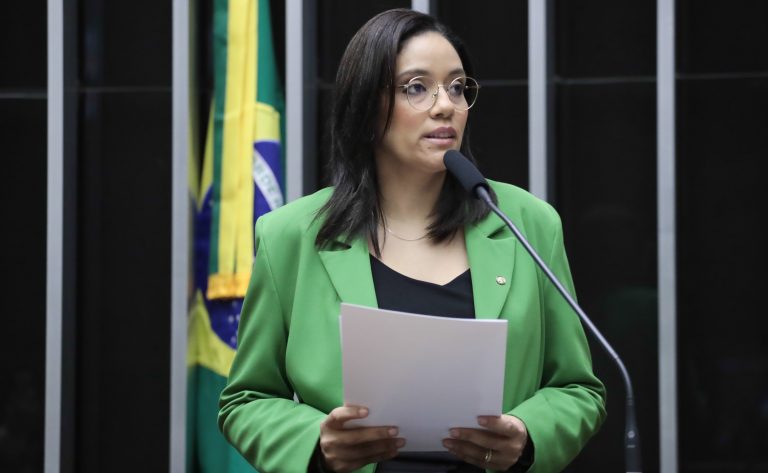 Deputada Lucyana Genésio fala ao microfone
