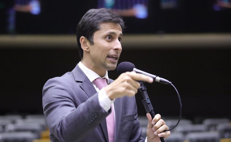 Deputado Duarte Jr. fala ao microfone