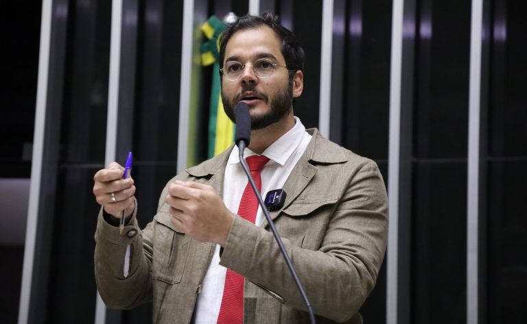Deputado Túlio Gadelha fala ao microfone