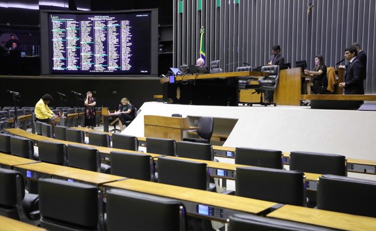 Deputados reunidos no plenário