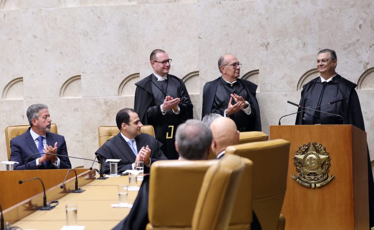 Presidente da Câmara dos Deputados, Arthur Lira na posse de Flávio Dino como Ministro do STF. Ministro do STF, Cristiano Zanin; Ministro do STF, Gilmar Mendes; Presidente da Câmara dos Deputados, Arthur Lira; Presidente da OAB, Beto Simonetti