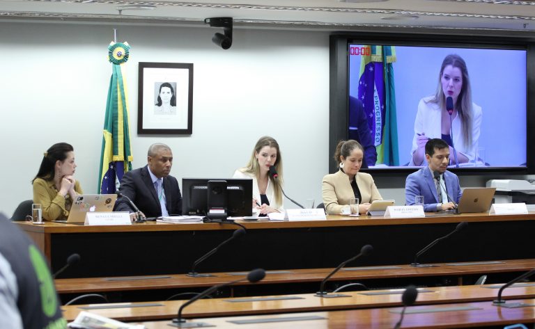 Pessoas sentadas à mesa