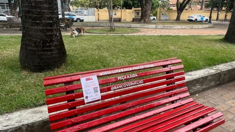 Um banco vermelho numa praça