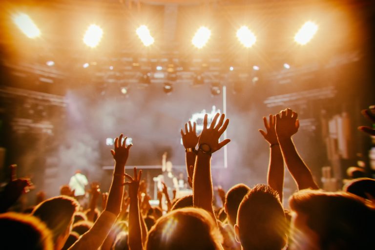 Pessoas dançam num show de música