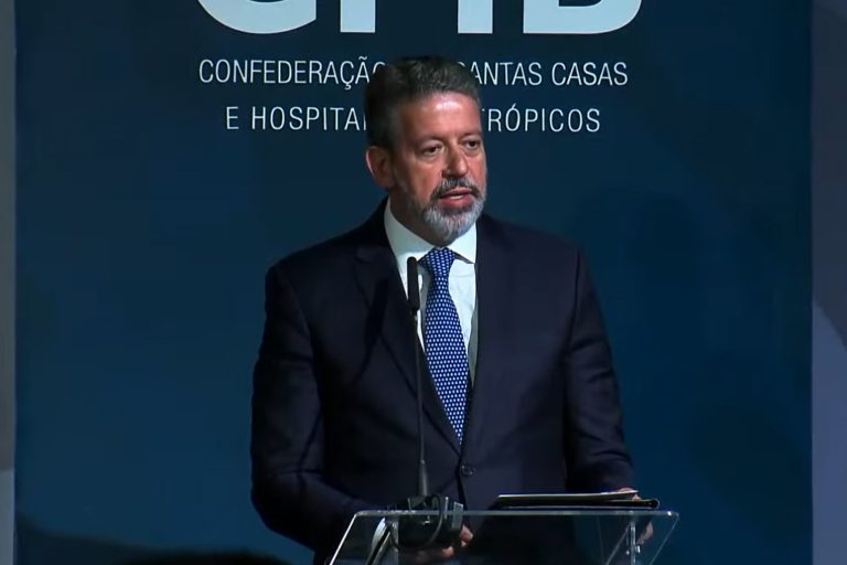 Deputado Arthur Lira fala ao microfone