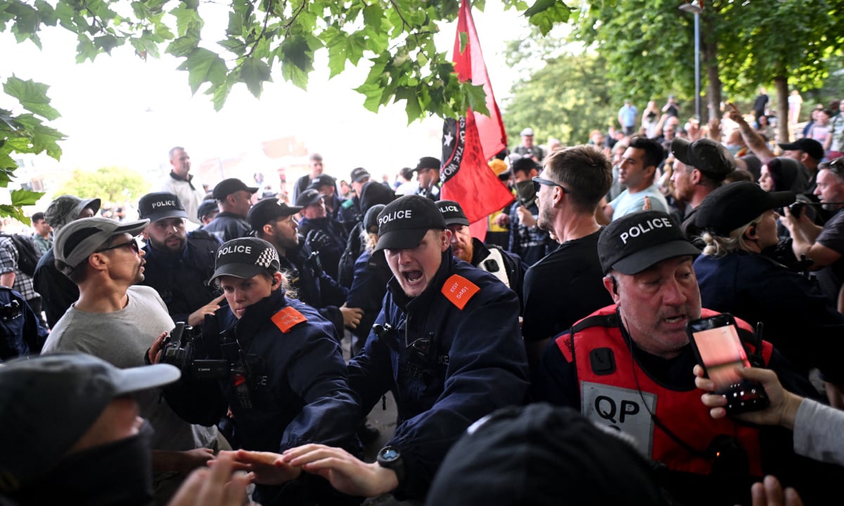 Manifestantes de extrema direita e policiais entram em confronto em várias cidades da Inglaterra – Mundo – CartaCapital