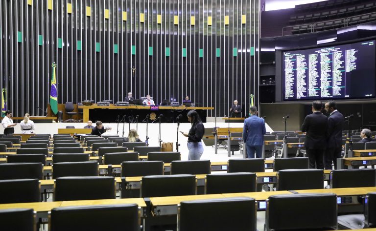 Deputados reunidos no plenário