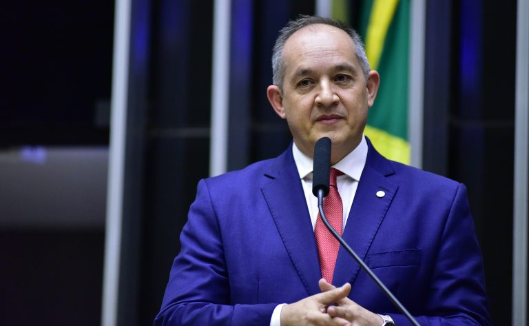 Deputado Luciano Azevedo fala ao microfone