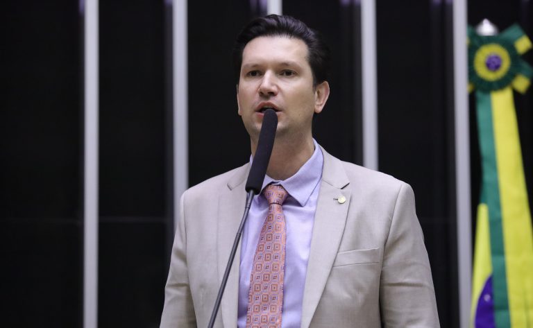 Deputado Gilson Marques fala ao microfone