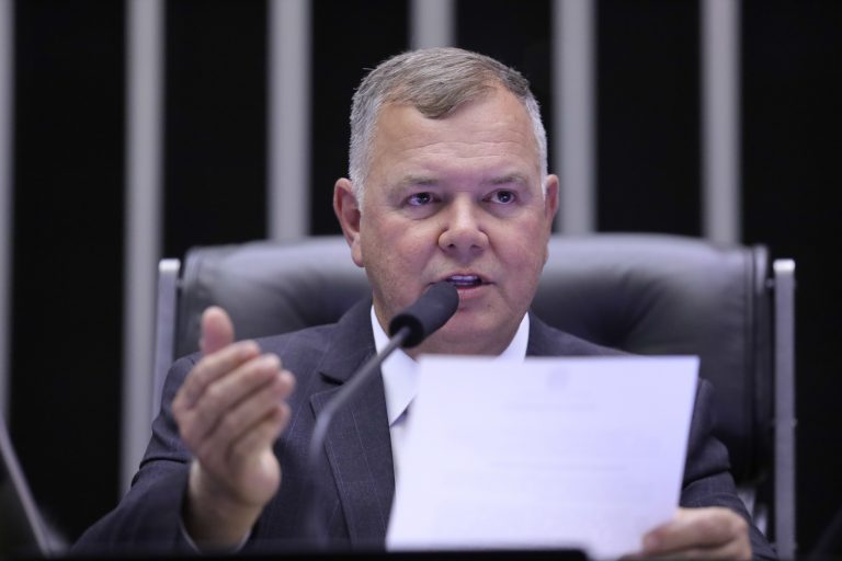 Deputado Lucio Mosquini fala ao microfone
