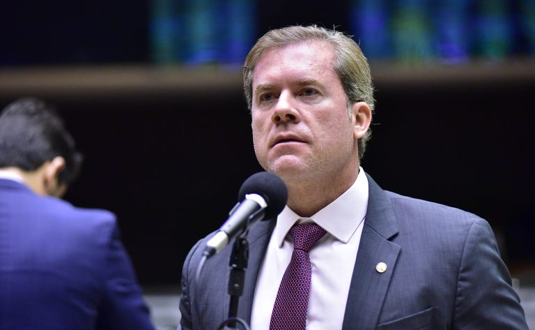 Deputado Marx Beltrão fala ao microfone