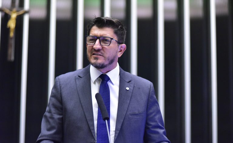 Deputado Glaustin da Fokus fala ao microfone