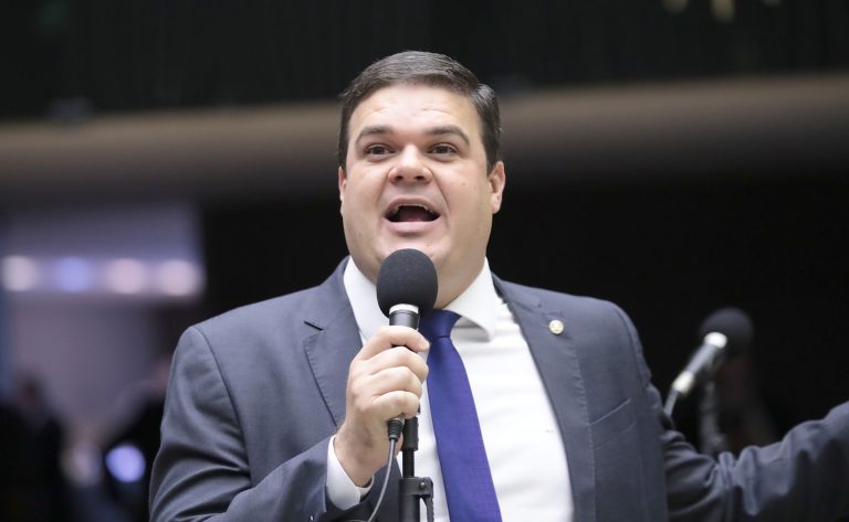Deputado Bruno Farias fala ao microfone