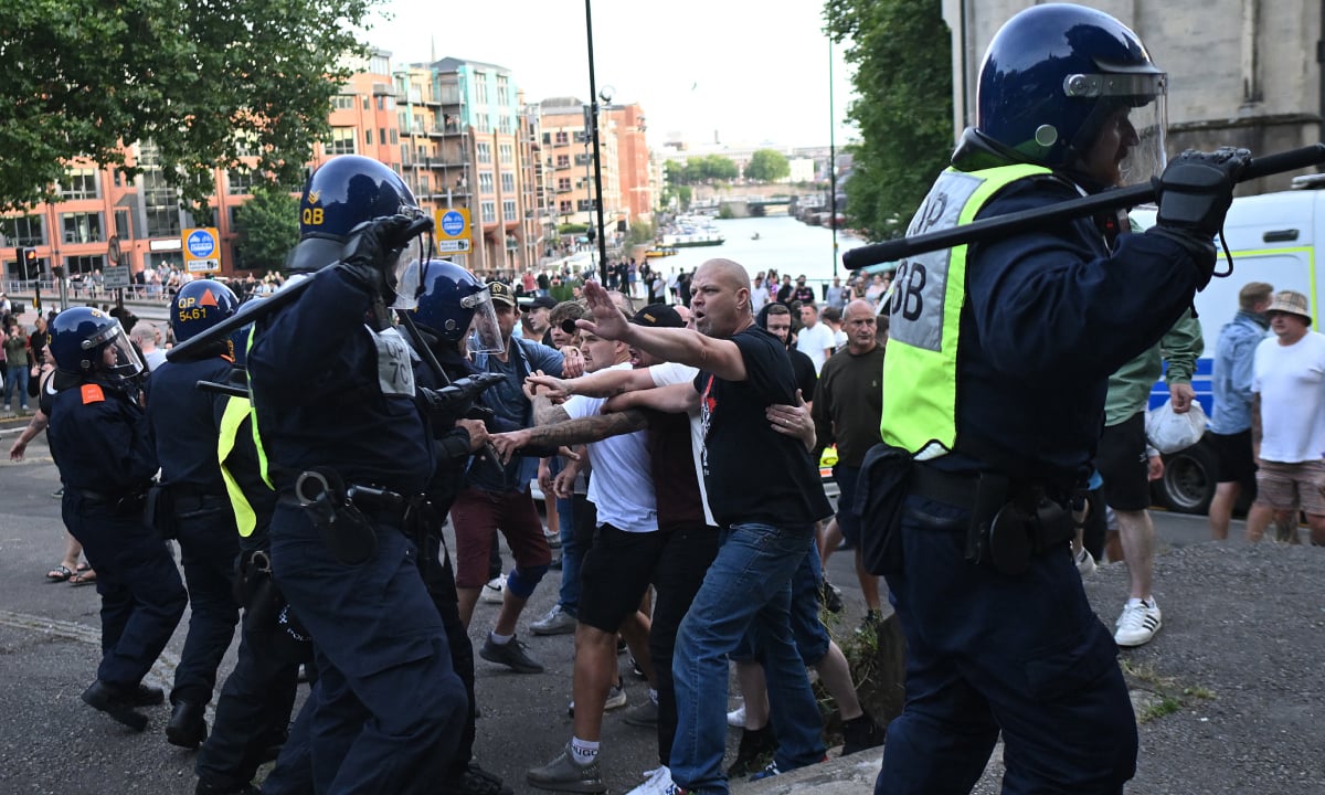 Reino Unido tem quinto dia de violentos protestos da extrema direita – Mundo – CartaCapital