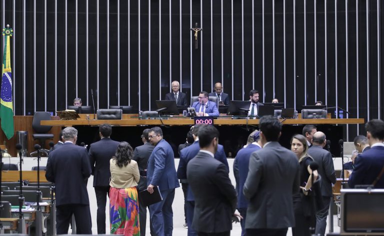 Camara-aprova-emendas-do-Senado-ao-projeto-que-dispensa-licitacao.jpg