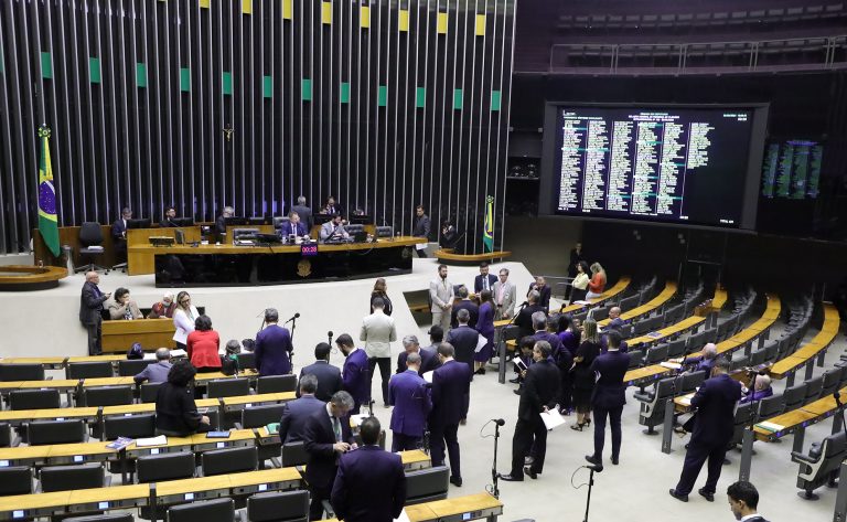 Câmara aprova urgência para fim da desoneração da folha de pagamentos e revisão de dívidas dos estados; acompanhe - Notícias