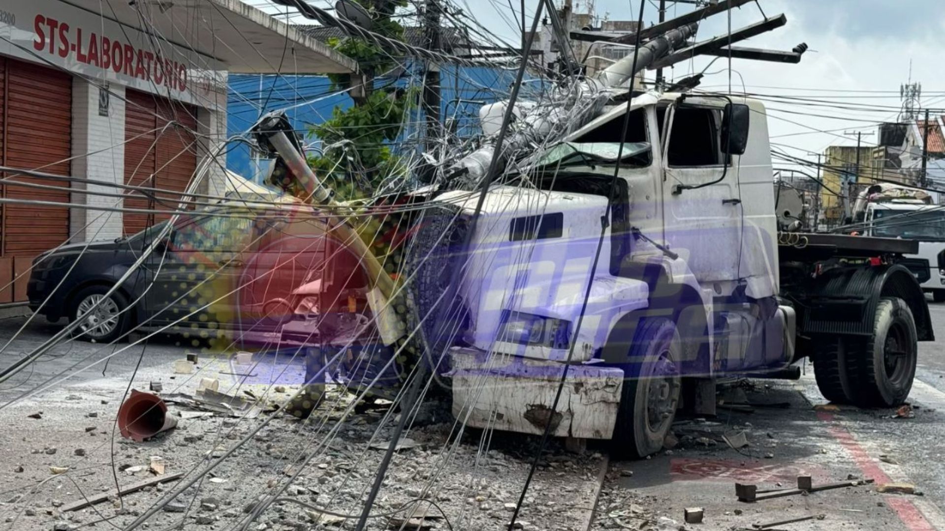 batida de caminhão em poste deixa pessoas feridas nos Mares, Cidade Baixa; veja vídeo