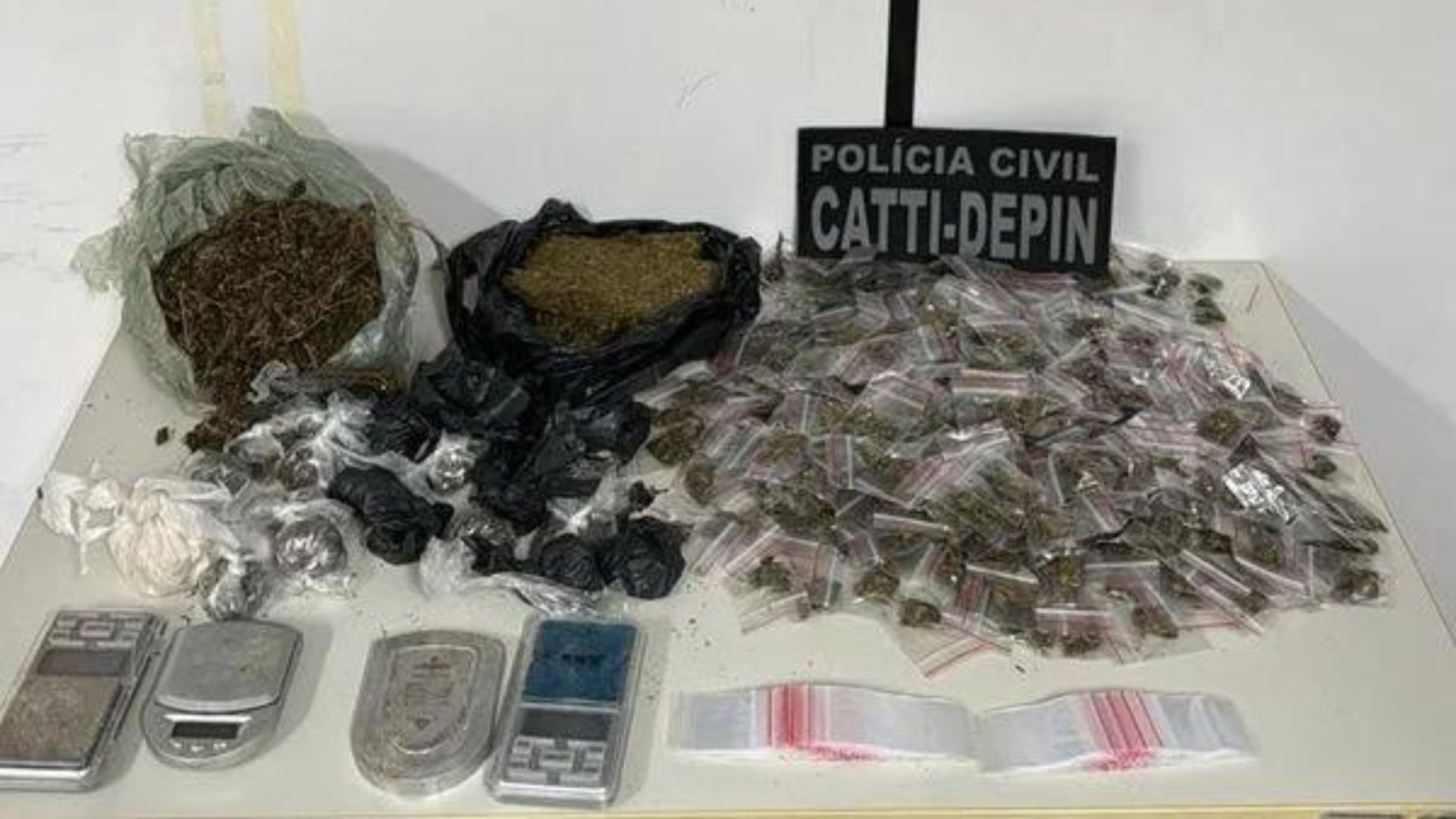 Centro de distribuição de drogas é desarticulado pela polícia em Feira de Santana