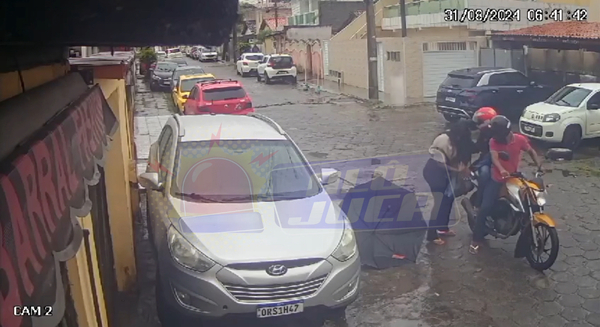 mulher é atacada por quatro bandidos em motos no bairro Castelo Branco; veja o video