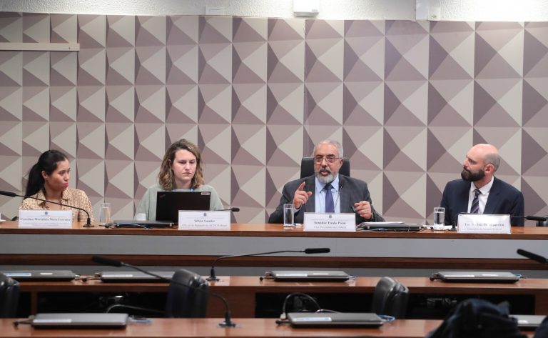 Audiência Pública – Debate sobre a Política Nacional para Deslocados Internos. Coordenadora-Geral de Acesso à Justiça e Redução de Litigiosidade da Secretaria de Acesso à Justiça, Representante de Ministério da Justiça e Segurança Pública, Carolina Morishita Mota Ferreira. Oficial de Proteção do ACNUR Brasil, Silvia Sander. Senador, Paulo Paim (PT - SC). Consultor do Senado Federal, Tarciso Dal Maso Jardim.