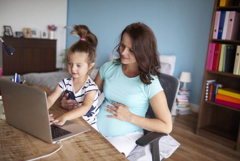 Comunicação - internet - crianças computadores smartphones celulares tablets vícios maternidade geração digital família mães filhos tecnologia jogos eletrônicos videogames nativos digitais