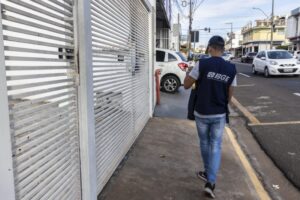 Administração pública - geral - censo - resenceador - IBGE - Instituto Brasileiro e Geografia Estatística - Marilia, Brasil, 01 de agosto de 2022. Censo tomador na porta de uma casa para coletar dados do censo de 2022 na cidade de Marilia. Recenseadores do Instituto Brasileiro de Geografia e Estatística, IBGE