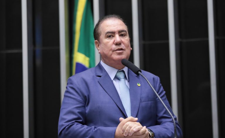 Deputado Jonas Donizette fala ao microfone