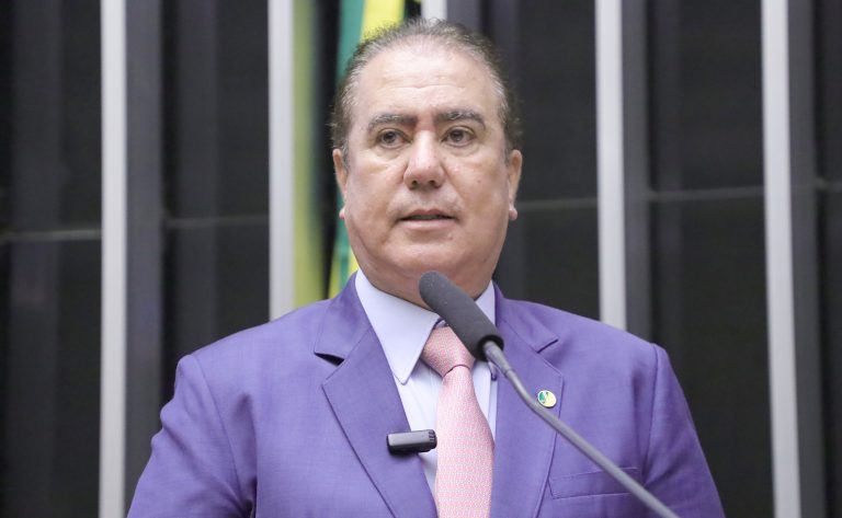 Deputado Jonas Donizette fala ao microfone