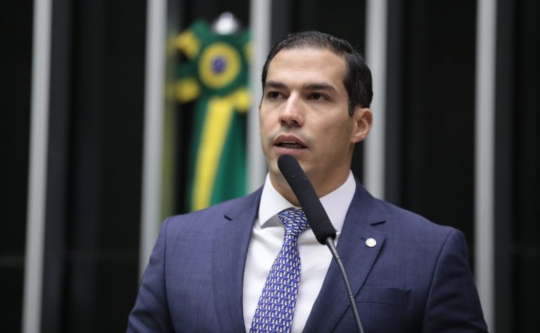 Deputado Gabriel Nunes fala ao microfone