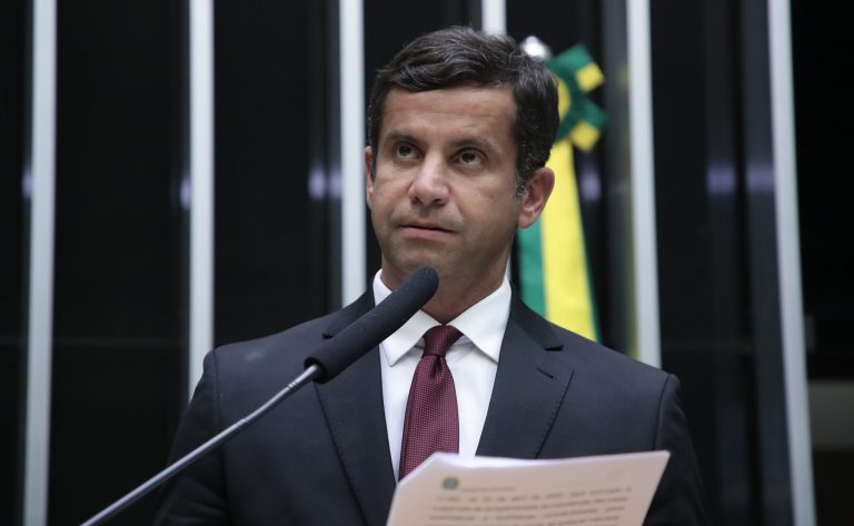 Deputado Doutor Luizinho fala ao microfone