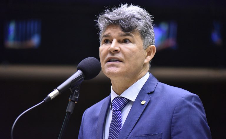 Deputado José Medeiros fala ao microfone
