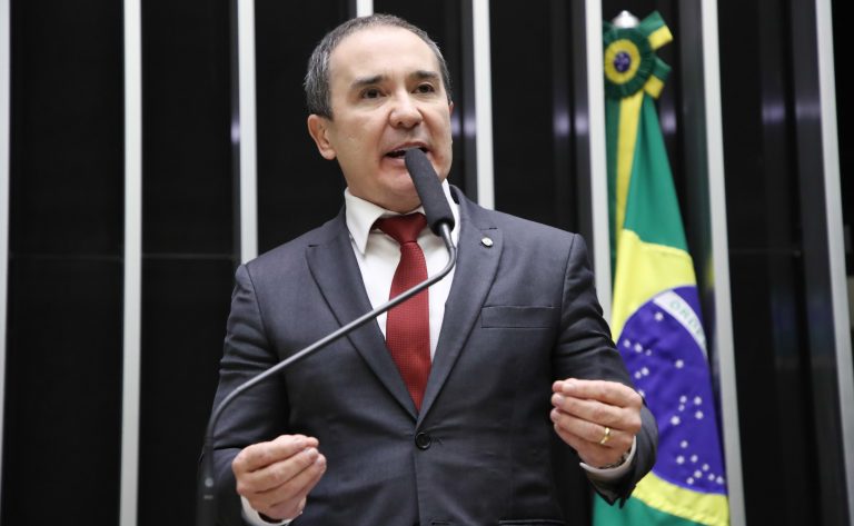 Deputado Duda Ramos fala ao microfone