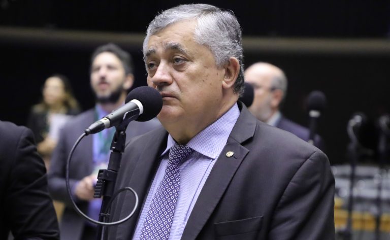 Deputado José Guimarães fala ao microfone