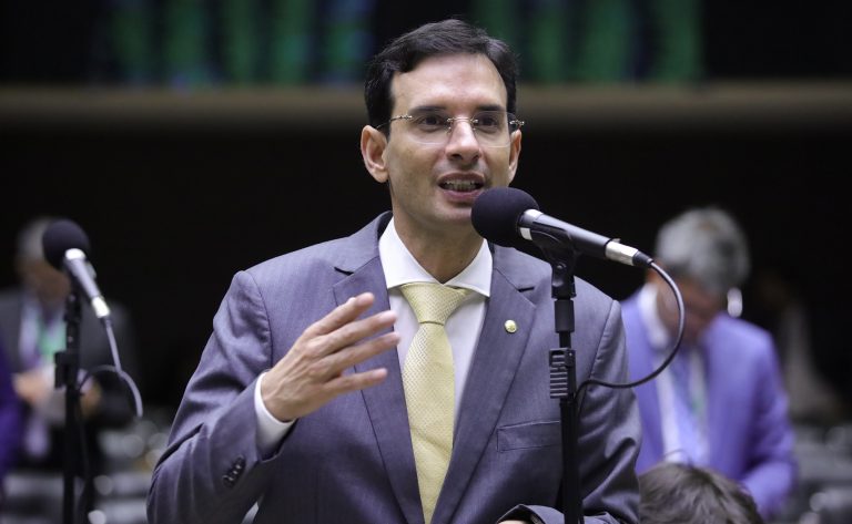 Deputado Leo Prates fala ao microfone