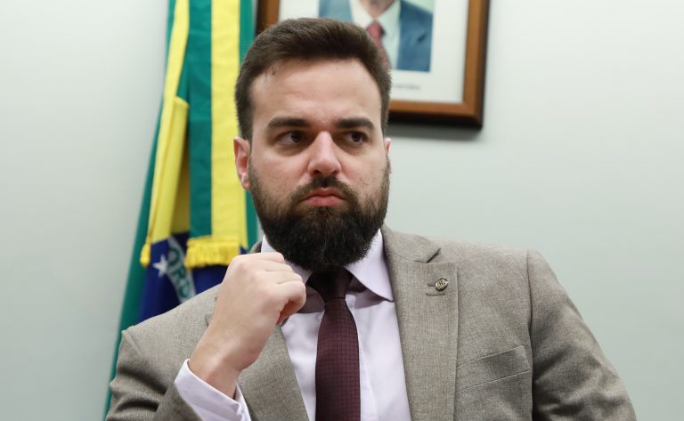 Deputado Caio Vianna fala ao microfone