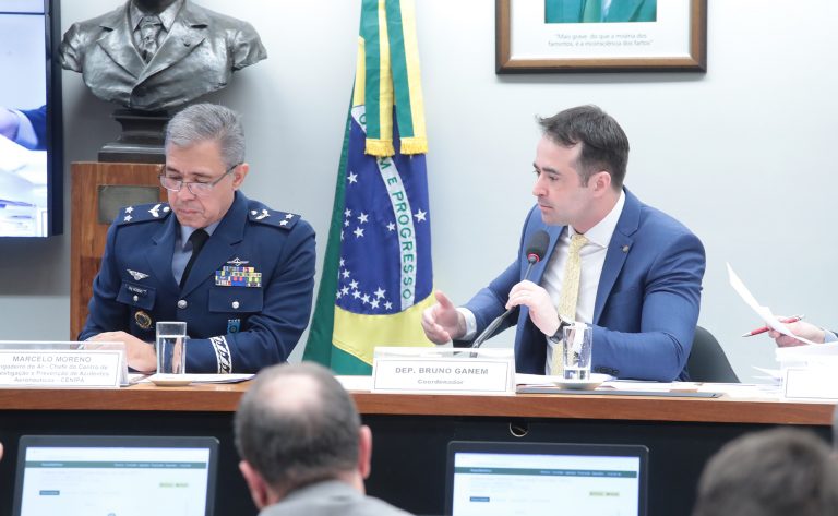 Pessoas sentadas à mesa