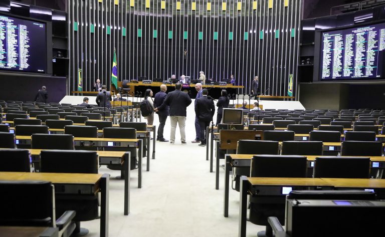 Deputados reunidos no plenário
