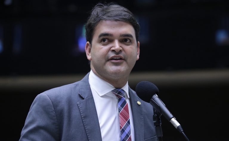 Deputado Rubens Pereira Júnior fala ao microfone