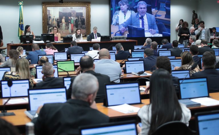 Discussão e votação de propostas legislativas.