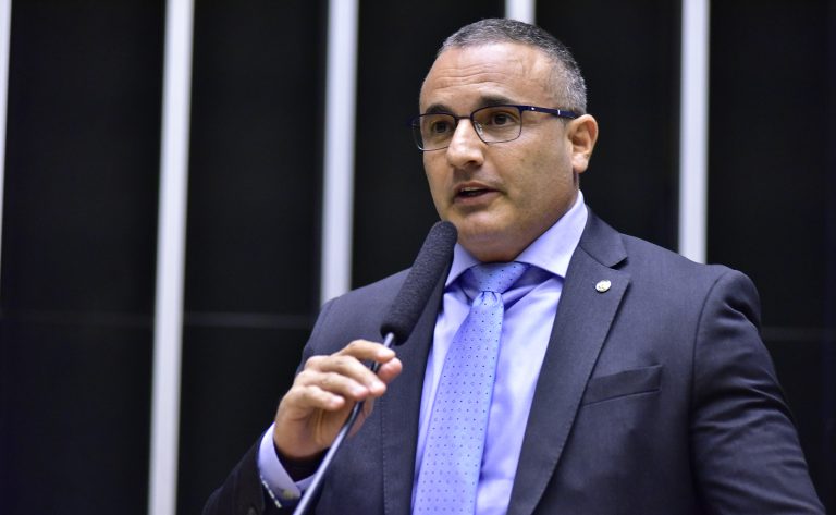 Deputado Delegado Palumbo fala ao microfone