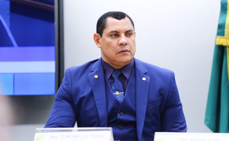 Deputado Coronel Ulysses fala ao microfone