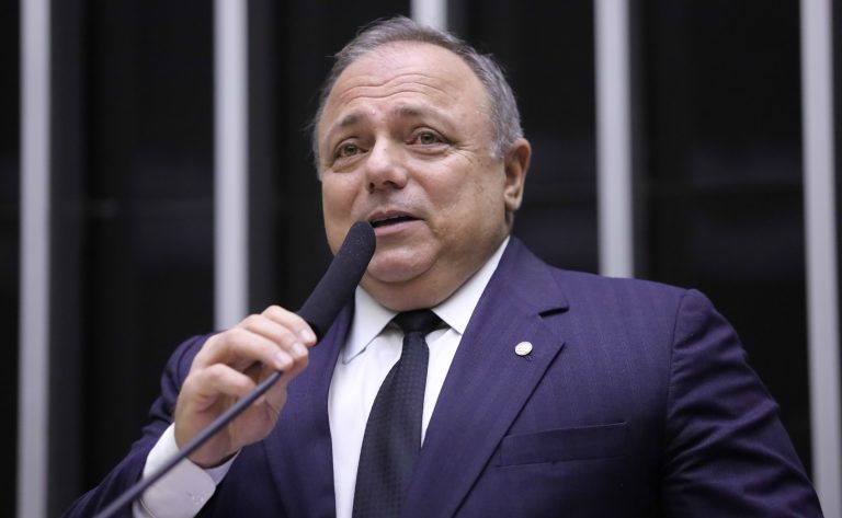 Deputado General Pazuello fala ao microfone