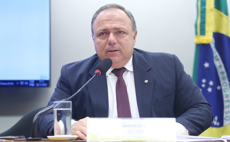 Deputado General Pazuello fala ao microfone