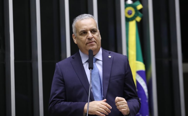 Deputado Alfredo Gaspar fala ao microfone