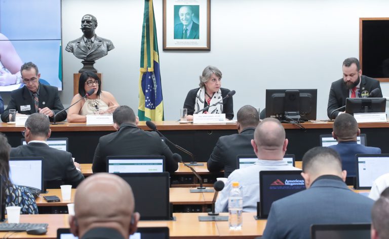 Audiência Pública - Lei Geral da Polícia Penal. Diretor de Comunicação - Sindicato dos Agentes de Segurança Penitenciária e demais Servidores Públicos do Sistema Penitenciário, Eduardo Blasques Martins; Presidente - Sindicato dos Policiais Penais e Servidores do Sistema Penitenciário do Estado do Ceará, Joélia Silveira e Dep. Erika Kokay (PT - DF)